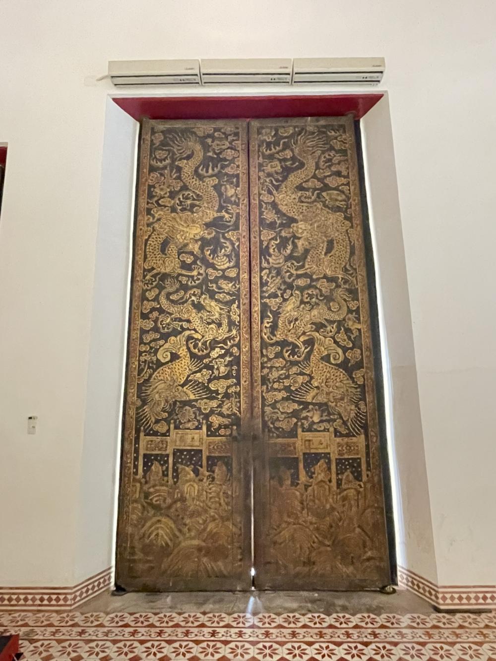 Issara Winitchai 王座大厅的金色漆门